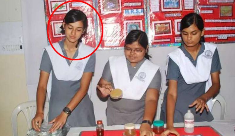 দিশা পাটানির স্কুলের ছবি। স্কুলেও তিনি এগিয়ে ছিলেন বিভিন্ন বিষয়, নাচের জন্য ছিল তাঁর বিশেষ খাতির।