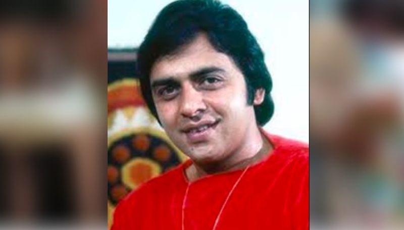 বলিউডের আসল ছবিটা অভিনেত্রীর চোখের সামনে তুলে ধরেছিলেন বিনোদ। তাঁরা প্রথম একসঙ্গে কাজ করেছিলেন অনুরাগ ছবিতে।