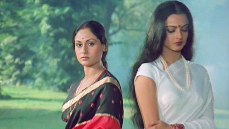একটি সাক্ষাৎকারে জয়া বচ্চনকে নিয়ে রেখা জানিয়েছিলেন, আমি জয়াকে বোনের মতো মনে করতাম। জয়া প্রায়শই আমাকে পরামর্শ দদিতেন। কিন্তু পরে জানতে পারি নিজের প্রভাব বাড়াতেই তিনি এই কাজটি করেছিলেন। এমনকী তাদের বিয়েতেও আমাকে আমন্ত্রণ জানায়নি।