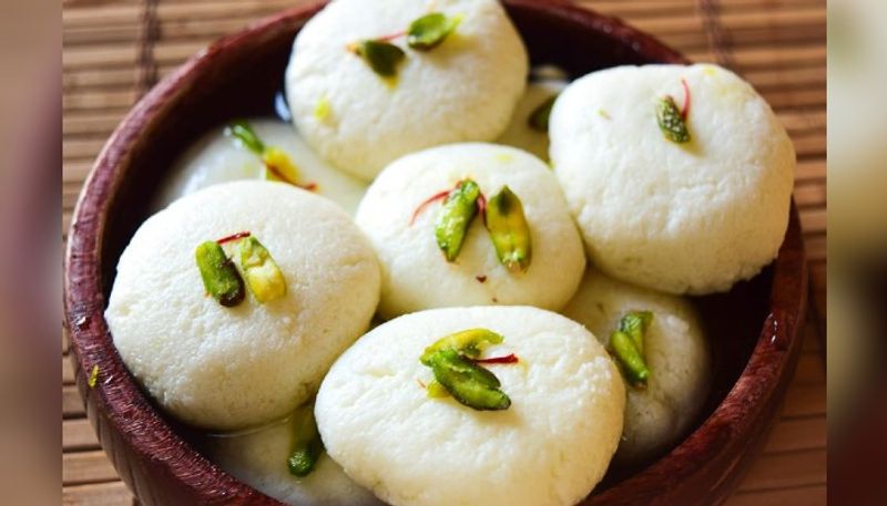 রসগোল্লা
কম ঝগড়া এই মিষ্টি নিয়ে? আমাদের নবীন দাশ, আমাদের কেসি দাশ, আমাদের মোদক, বলরাম মল্লিক আর রসগোল্লা ওডিশার ? সে আবার কেমন কথা ? বিনা যুদ্ধে নাহি দিব সূচ্যগ্র মেদিনীর মতো ব্যাপার করে রসগোল্লার বাংলার ছিল আছে আর থাকবে। বাঙালি আর রসগোল্লা দুই যমজ ভাই। আলাদা করে কে কোনজন ধরতে পারবেন না। তাই দেরি না করে চোখ বন্ধ করে মুখে পুরে ফেলুন গোল গাল রসগোল্লা। 