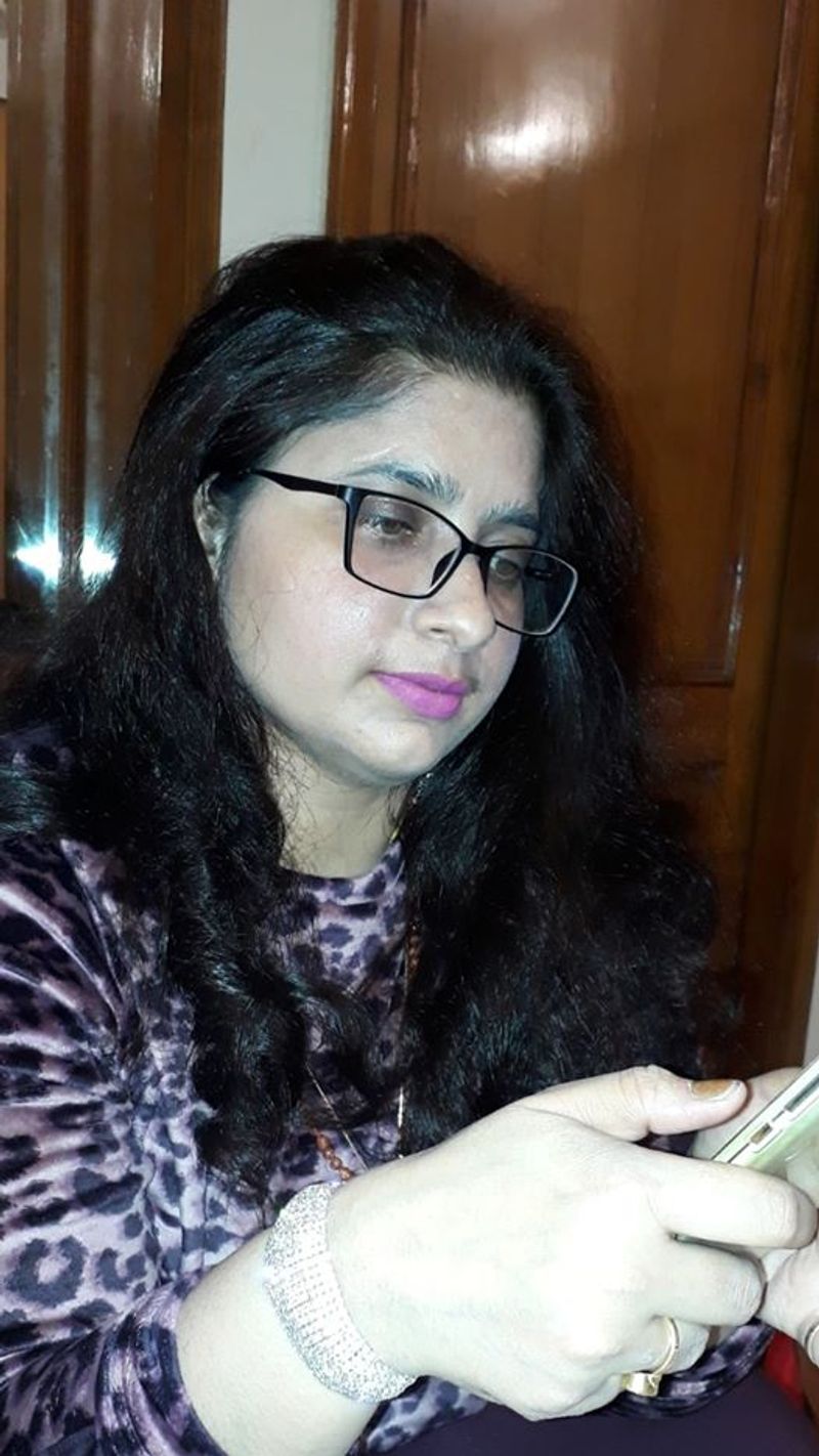 रानी ने गुरुवार सुबह अपने फेसबुक पोस्ट के जरिये लॉकडाउन के बाद इस्तीफा देने की बात कही। इससे राजनीति गलियारों और पूरे महकमे में भूचाल सा आ गया। हालांकि उन्होंने इस्तीफे की वजह साफ नहीं की। मीडिया ने उनसे बात करने की कोशिश तो वो भी पॉसिबल नहीं हो सका। यहां पढ़िए उन्होंने अपनी
फेसबुक पेज पर क्या लिखा-
मैं रानी नागर पुत्री रतन सिंह नागर निवासी गाजियाबाद, गांव बादलपुर तहसील दादरी जिला गौतमबुद्धनगर. आप सभी को सूचित करना चाहती हूं, मैंने यह निर्णय लिया है कि आईएएस के पद से इस्तीफा दूंगी। अभी चंडीगढ़ में कर्फ्यू लगा हुआ है, इस कारण मैं व मेरी बहन रीमा नागर चंडीगढ़ से बाहर नहीं निकल सकते। चंडीगढ़ से आगे मार्ग में गाजियाबाद तक रास्ते भी बंद हैं। लॉकडाउन व कर्फ्यू खुलने के बाद अपने कार्यालय में इस्तीफा देकर व सरकार से नियमानुसार अनुमति लेकर बहन रीमा नागर के साथ वापस अपने पैतृक शहर गाजियाबाद आऊंगी, हम आपके आशीर्वाद व साथ के आभारी रहेंगे। 