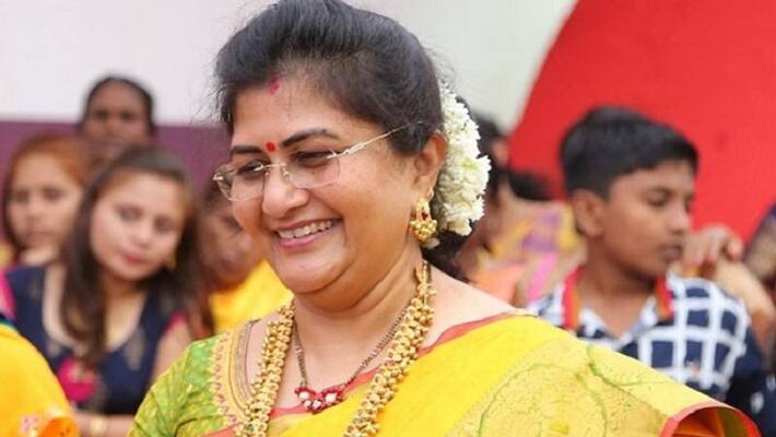 Karnataka priest association Meets Minister Shashikala jolle And Requests ban mobile use in temple gvd Karnataka priest association Meets Minister Shashikala jolle And Requests ban mobile use in temple gvd