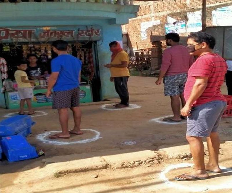 क्या दावा किया जा रहा है?
इस वायरल वीडियो में न्यूज एंकर को लॉकडाउन बढ़ाने को लेकर जानकारी देते हुए सुना जा सकता है। इसमें एंकर कह रही हैं, "लॉकडाउन को लेकर राज्य सरकारों के तरफ से गुजारिश क्या है, सूत्रों के हवाले से खबर ये आ रही है कि कई राज्यों की लॉकडाउन बढ़ाने की अपील केंद्र सरकार तक पहुंची है, विशेषज्ञों ने भी लॉकडाउन बढ़ाने की अपील की है।
