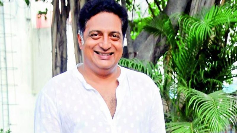प्रकाश राज के मुताबिक उन्होंने आज तक मैनेजर नहीं रखा। प्रकाश राज अपनी फीस खुद ही डिसाइड करते हैं। वो इंडस्ट्री में इकलौते ऐसे एक्टर हैं, जिसने आज तक मैनेजर नहीं रखा है।