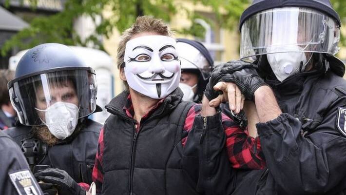 police arrested more than 100 protesters to protest against corona curfew in germany police arrested more than 100 protesters to protest against corona curfew in germany