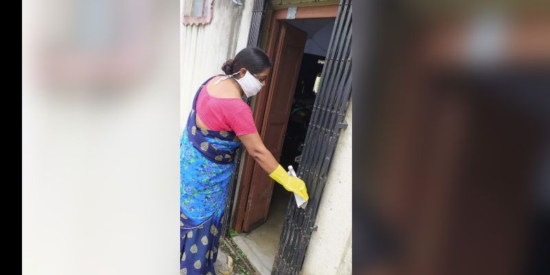 মেয়েকে সাহায্য করেন শৈবালের স্ত্রীও। একজন হেঁটে, আর এক সাইকেল নিয়ে। রোজ সকালে কাগজ নিয়ে দু'দিকে চলে যান তাঁরা।