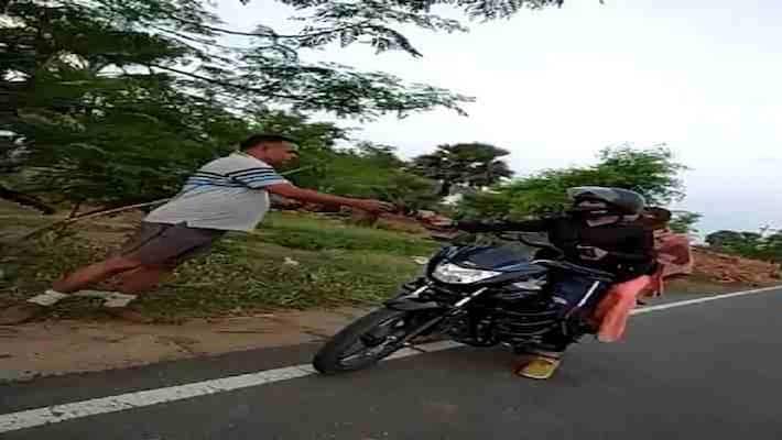 video viral of bihar police taking bribe during lock down from nawada pra video viral of bihar police taking bribe during lock down from nawada pra