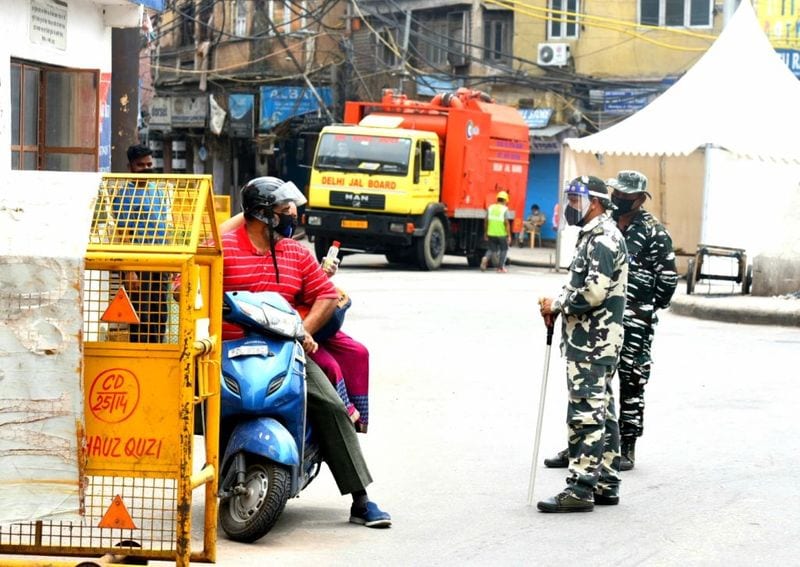 यह भी संभव है कि प्रवासी मजदूरों का संकट दूर करने के बाद, सावधानीपूर्वक आर्थिक गतिविधियां शुरू हों मगर लॉकडाउन की मियाद बढ़ा दी जाए। क्योंकि अगर प्रवासी मजदूरों के बाहर रहते लॉकडाउन बढ़ा तो हालात बेकाबू हो सकते हैं। कई राज्यों से पिछले एक महीने में ऐसी तस्वीरें आ चुकी हैं।