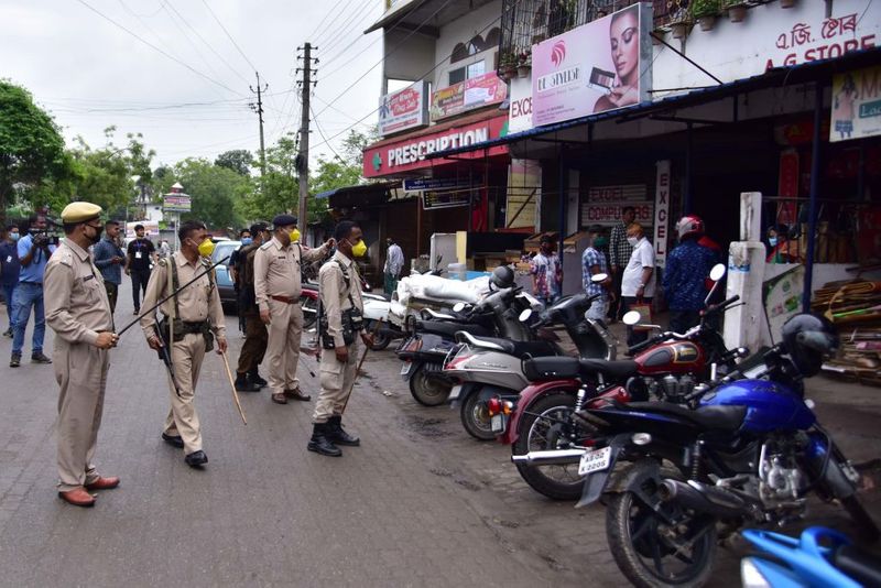 कल सभी राज्यों के सीएम से बात करेंगे पीएम
सोमवार को प्रधानमंत्री नरेंद्र मोदी सभी राज्यों के मुख्यमंत्रियों से बात करेंगे। वीडियो कॉन्फ्रेंसिंग के जरिए होने वाली इस मीटिंग में इस पूरी कवायद पर कोई देशव्यापी फैसला लिया जा सकता है।