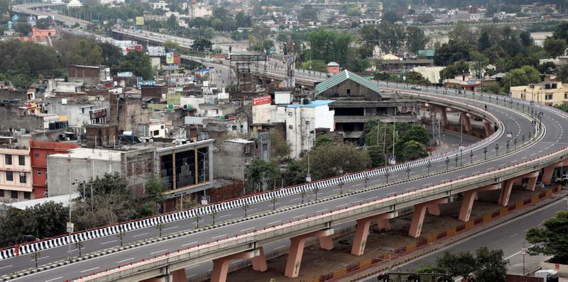 लाखों मजदूरों को वापस लाने की तैयारी में योगी सरकार
लॉकडाउन के कारण कोटा में फंसे छात्रों को वापस लाने के बाद सीएम योगी ने अब दूसरे राज्यों में फंसे यूपी के तकरीबन 10 लाख प्रवासी मजदूरों को वापस लाने का फैसला किया है। 
