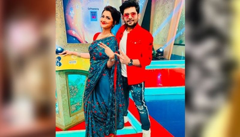 অনীক কেবল সারেগামার বাংলা অনুষ্ঠাটিতেই নয়, জয়ী হয়েছিলেন হিন্দি অনুষ্ঠানটিতেও।