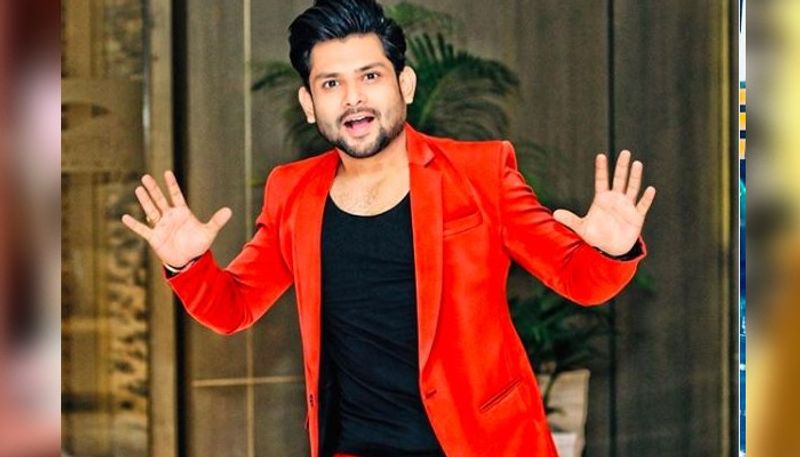 অনীক স্কুলের সময় থেকেই বিভিন্ন গানের অনুষ্ঠানে অংশগ্রহণ করতেন।
