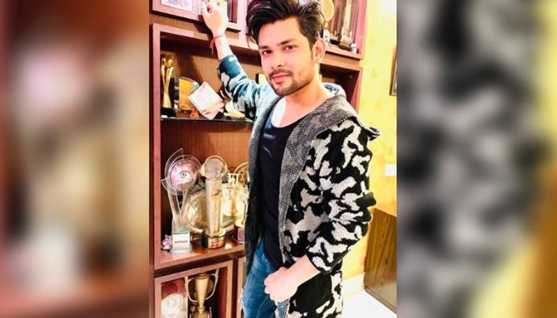 ধীরে ধীরে তাঁকে চিনতে শুরু করল সঙ্গীত জগৎ। অনীকের গানে মুগ্ধ হল বেশ কয়েকজন সঙ্গীত পরিচালকরাও।