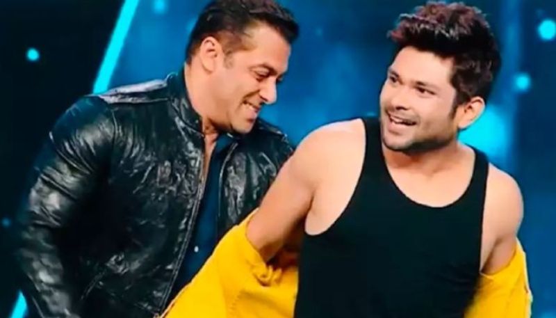 সকলকে তাক লাগিয়ে জিতেও যান সেই শো। বিগ বসের পর থেকে বিভিন্ন রিয়্যালিটি শোয়ে উপস্থাপনাও করেছেন তিনি।