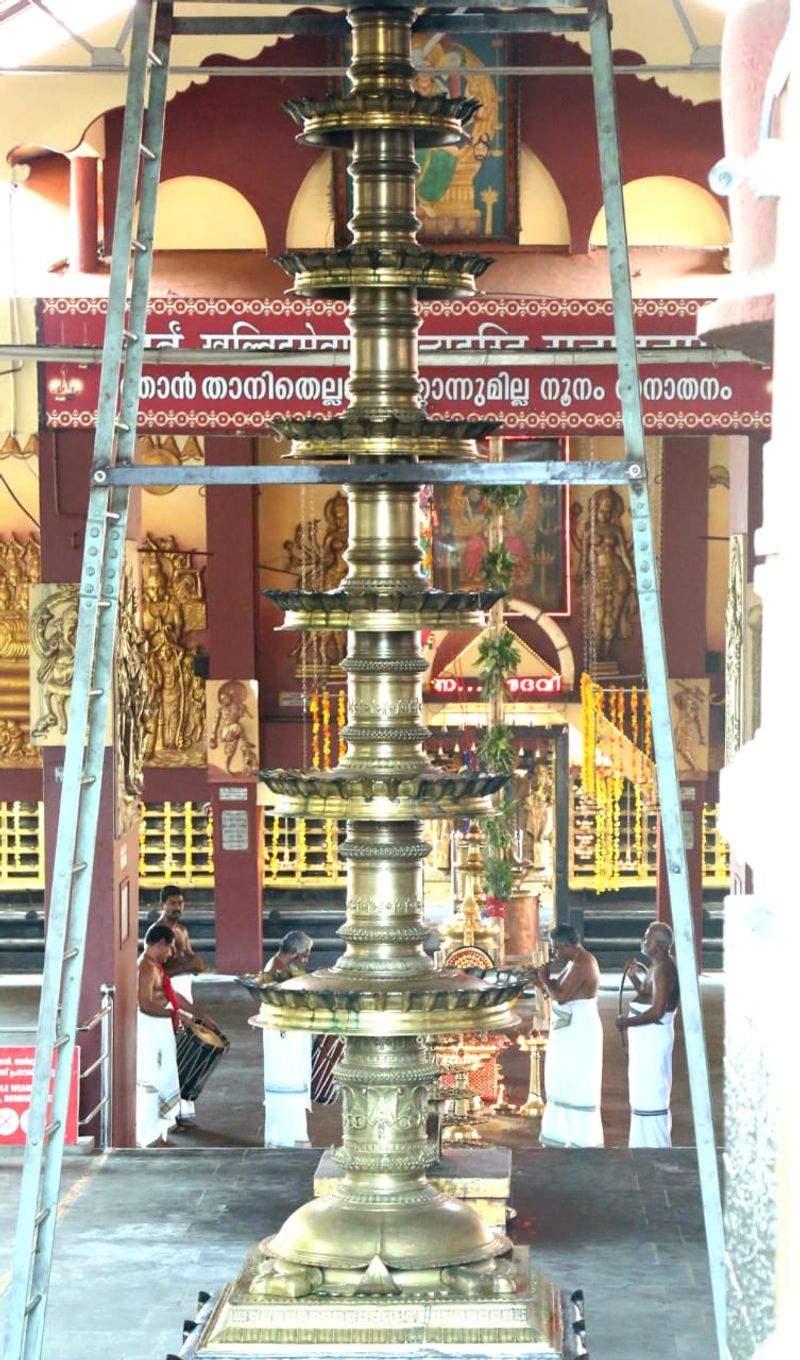 കൊറോണാ വൈറസിന്റെ സമൂഹവ്യാപനം സൃഷ്ടിച്ച അനിശ്ചിതത്വത്തിന്റെ നിഴലിലായിരുന്നു ലോകത്തെ എല്ലാ ആചാര-ആഘോഷങ്ങളും.