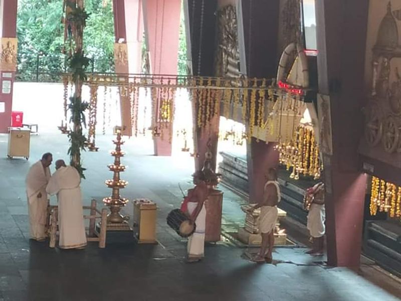 രണ്ടാം ലോക മഹായുദ്ധം, ഇന്ത്യ-ചൈന യുദ്ധം, ഗാന്ധിജിയുടെ മരണം, 1962 -ല് പൂരം എക്സിബിഷൻ സ്റ്റോളിനെ തുടര്ന്നുണ്ടായ തര്ക്കം പിന്നെ, കൊറോണാ വൈറസിന്റെ സമൂഹവ്യാപനത്തെ തുടര്ന്നും തൃശ്ശൂര് പൂരം ചടങ്ങുകളിലേക്ക് മാത്രമായി ഒതുങ്ങിപ്പോയി.