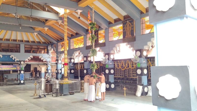കനത്ത പൊലീസ് കാവലിലാണ് ചടങ്ങുകൾ നടന്നത്.