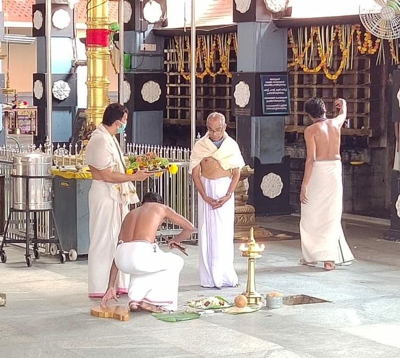 മേല്ശാന്തി, കുത്തുവിളക്ക് പിടിക്കുന്ന വാര്യയര്, ഒരു വാദ്യക്കാരന് ദേവസ്വം പ്രസിഡന്റ്, സെക്രട്ടറി എന്നിവരാണ് ചടങ്ങുകളില് പങ്കെടുത്തത്.