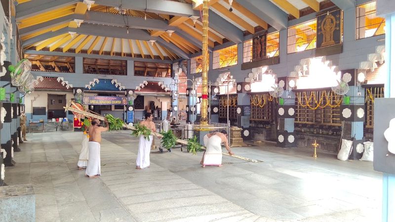 കൊറോണ പ്രതിരോധ പ്രവര്ത്തനത്തിന്റെ പ്രത്യേക സാഹചര്യം കണക്കിലെടുത്തും സാമൂഹിക പ്രതിബദ്ധത പരിഗണിച്ചും പൂരം ആഘോഷങ്ങള് ഒഴിവാക്കാന് ദേവസ്വങ്ങള് തീരുമാനിക്കുകയായിരുന്നു.