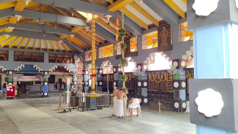 പൂരത്തിന്റെ എല്ലാ ആഘോഷങ്ങളും ഉപേക്ഷിച്ച് ചടങ്ങുകള് മാത്രമാക്കി നടത്താനാണ് തീരുമാനം.