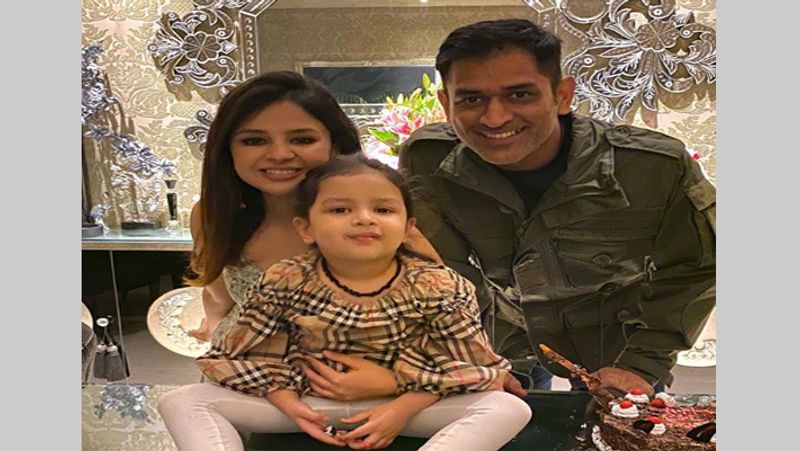 दरअसल, इस वक्त भारतीय टीम के पूर्व कप्तान एमएस धोनी परिवार संग रांची में अपने घर में हैं। ऐसे में धोनी की पत्नी साक्षी इस समय का इस्तेमाल कविताएं लिखने के लिए कर रही हैं। और वे इन कविताओं को सोशल मीडिया पर शेयर भी कर रही हैं।