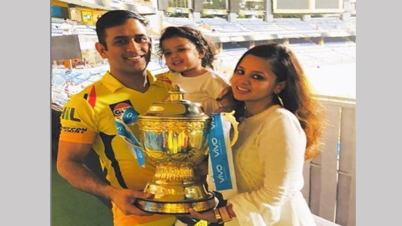 फैन्स को उम्मीद थी की धोनी IPL के 13वें सीजन में खेलते दिखेंगे। लेकिन अब कोविड-19 महामारी के चलते इस टूर्नामेंट को भी अनिश्चितकाल के लिए स्थगित कर दिया गया है। 