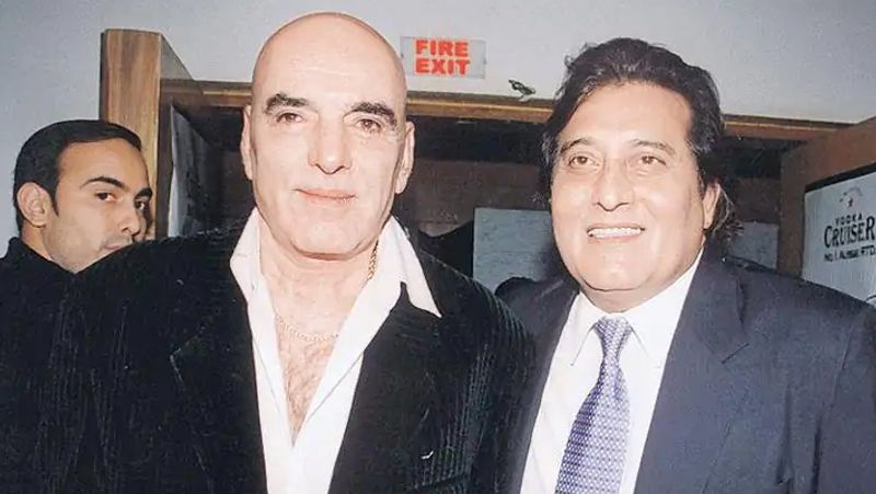 फिरोज खान और विनोद खन्ना दोनो की ही मौत कैंसर की वजह से हुई। फिरोज को फेफड़े का कैंसर था, वहीं विनोद खन्ना ब्लैडर कैंसर था। 1976 में आई फिल्म 'शंकर शंभू' में फिरोज खान और विनोद खन्ना एक साथ नजर आए। इस फिल्म में दोनों की जोड़ी को खूब पसंद किया गया था।