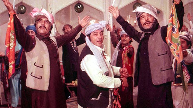 'कुर्बानी' के बाद फिरोज, विनोद को अपने प्रोडक्शन की अगली फिल्म जांबाज (1986) में भी कास्ट करना चाहते थे, लेकिन बाद में यह रोल अनिल कपूर ने निभाया। यह वह दौर था जब विनोद ओशो की शरण में चले गए थे और उनके आश्रम में माली का काम करते थे। 