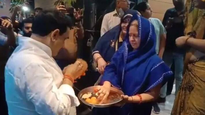 no mask no social distancing madhyapradesh health minister welcomed by family no mask no social distancing madhyapradesh health minister welcomed by family