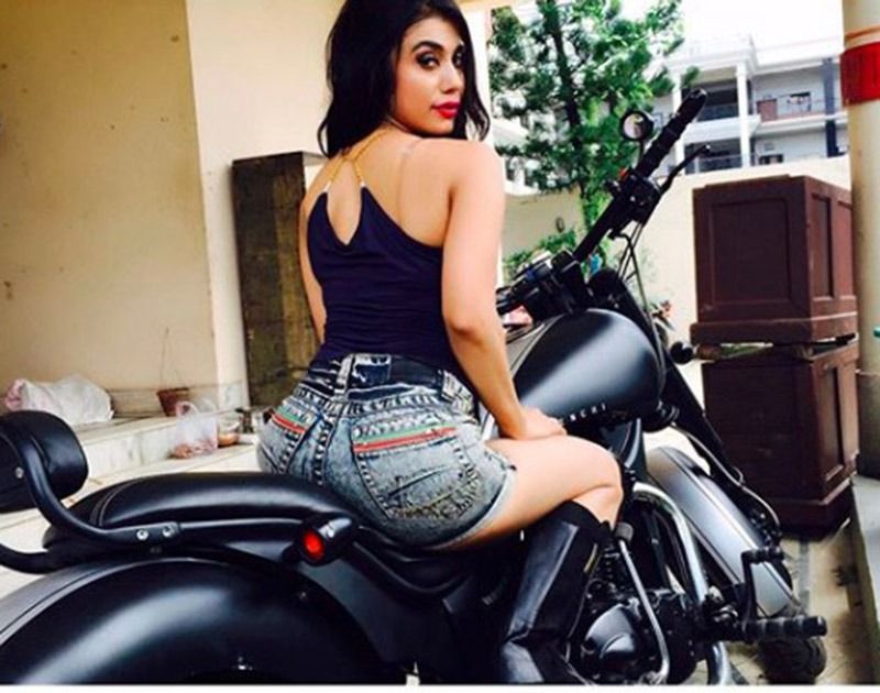 তা এই ভালবাসাটা কতখানি সেটা তাঁর ইনস্টাগ্রাম অ্যাকাউন্ট খুললেই বোঝা যায়।