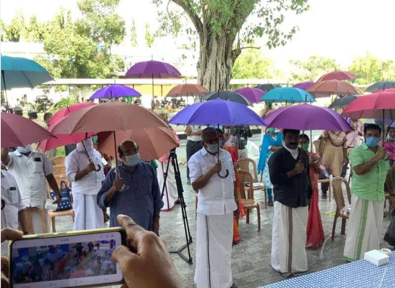 umbrella is compulsory to prevent corona spread in  kerala