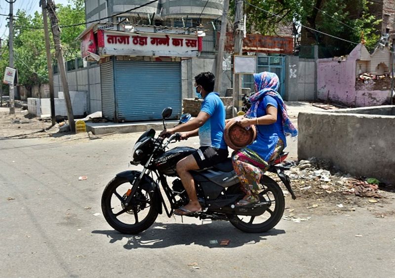जहांगीरपुरी में कोरोना के केस बढ़ने की वजह एक महिला को भी माना जा रहा है। महिला की कोरोना की वजह से मौत हो गई। 
