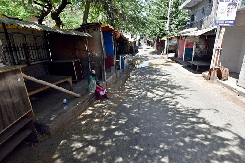 अप्रैल के शुरुआत में एक महिला की कोरोना से मौत हो गई। लापरवाही वहां हुई कि किसी को पता नहीं था कि महिला की कोरोना से मौत हुई है।