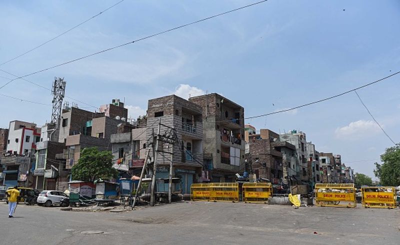 जहांगीरपुरी में घर काफी छोटे हैं और जनसंख्या घनत्व ज्यादा है, जिनमें सोशल डिस्टेंसिंग मुश्किल हो जाती है।