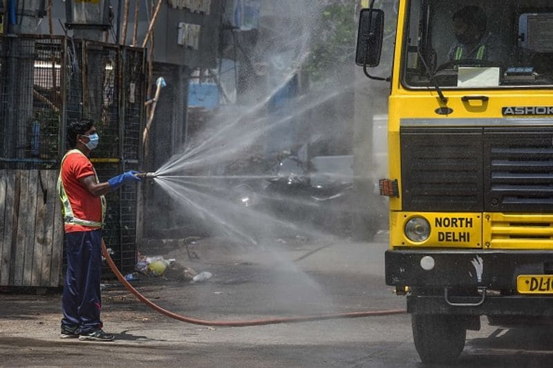 जहांगीरपुरी में 25-25 गज के इन घरों को कई-कई मंजिला बना दिया गया। टॉयलेट और बाथरूम ज्यादातर के कॉमन हैं।