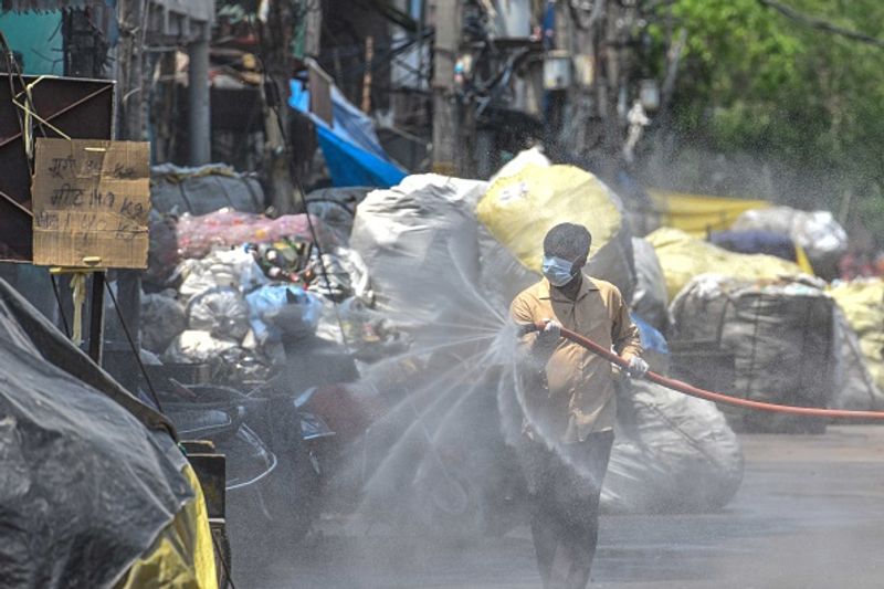 जहांगीरपुरी में एक टॉयलेट और बाथरूम को रोजाना 100 के करीब लोग इस्तेमाल करते हैं। ऐसे में कोरोना को फैलने से रोकना मुश्किल हो जाता है।