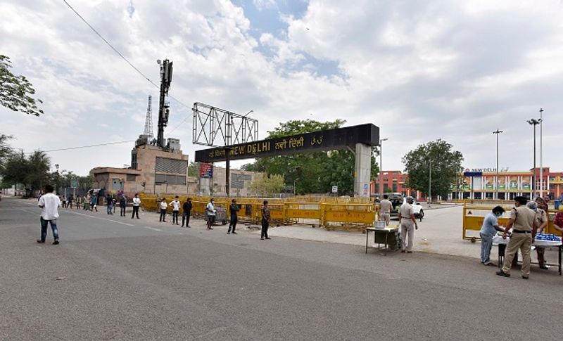 दिल्ली पुलिस प्रतीकात्मक कोरोना हेलमेट पहनकर लोगों को कोरोना वायरस के प्रति जागरुक कर रही है और घरों पर ही रहने का आग्रह कर रही है।