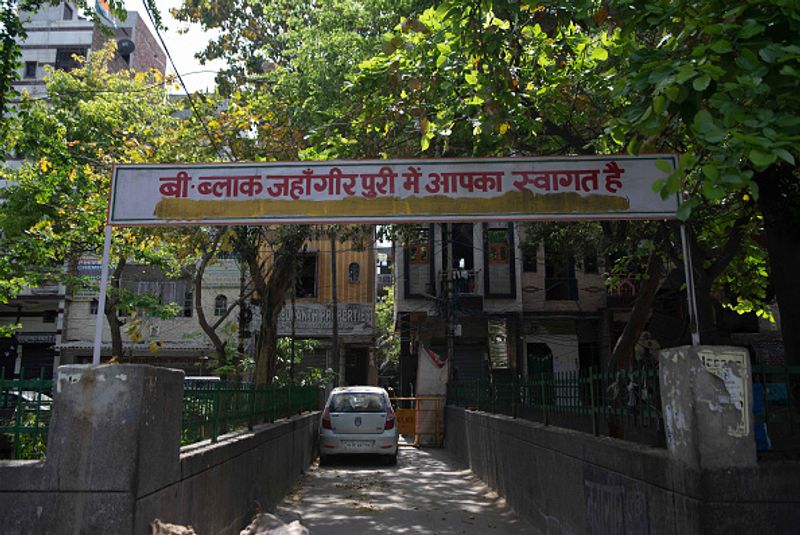 इससे पहले एम्स में ट्रॉमा सेंटर, कार्डियोलॉजी विभाग और गैस्ट्रोएंट्रोलॉजी विभाग के 3 नर्सिंग अधिकारी कोरोना पॉजिटिव पाए गए थे। अब सभी नर्सों को अस्पताल के नए निजी वार्ड में भर्ती कराया गया है। 