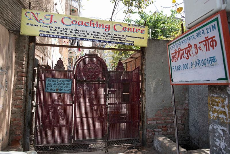 दिल्ली के स्वास्थ्य मंत्री सत्येंद्र जैन ने कहा, बाबू जगजीवन राम हॉस्पिटल जहांगीरपुरी के बिल्कुल साथ में हैं। हमारा काफी स्टाफ वहां से आता है। जहांगीरपुरी में एक ही जगह से बहुत सारे मामले आ चुके हैं उसमें अस्पताल के लोग भी हैं, ये लोकल स्प्रेड है। अब तक वहां 40 के करीब मामले आ चुके हैं।