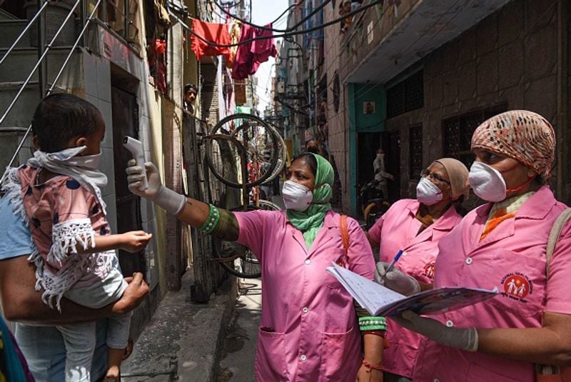 केजरीवाल ने साफ कर दिया कि कंटेनमेंट जोन में कोई दुकान नहीं खुलेगी। केंद्र सरकार के आदेश को हम दिल्ली में लागू कर रहे हैं। जो रिहायशी इलाके में दुकानें हैं, एकल दुकानें हैं वो खुलेंगी। कोई मार्केट, शॉपिंग मॉल, मार्केट कॉम्प्लेक्स नहीं खुलेंगे। 