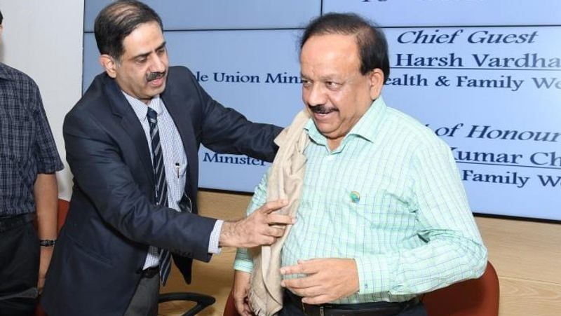 टेस्टिंग और बीमारी के बारे में जानकारी जुटाते हैं ICMR के डीजी
कोरोना से लड़ाई में इंडियन काउंसिल ऑफ मेडिकल रिसर्च का नाम चर्चा में बना हुआ है। सरकार ने कोरोना के खिलाफ लड़ाई में इसके डायरेक्टर जनरल बलराम भार्गव पर COVID-19 टेस्टिंग की व्यवस्था और बीमारी से जुड़ा डेटा जुटाने का जिम्मा सौंपा है। मरीजों के डेली आंकड़े ICMR के जरिए ही हेल्थ मिनिस्ट्री रिलीज करती है। इसके अलावा COVID-19 वैक्सीन को लेकर रिसर्च की देख-रेख भी ICMR के जिम्मे है।