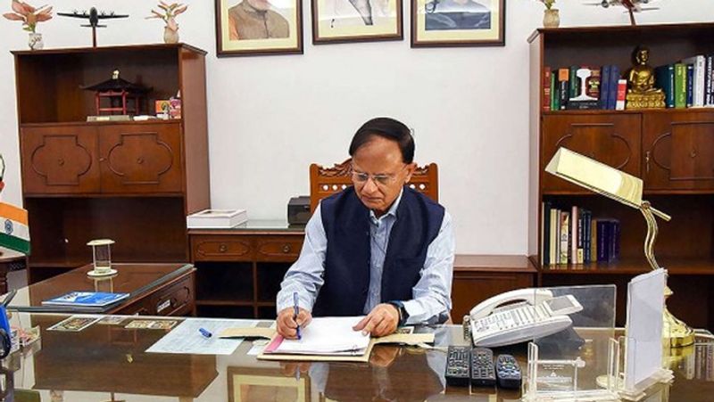 पीएम तक हर सूचना पहुंचाते हैं पीके मिश्रा
कोरोना के खिलाफ जारी जंग में पीके मिश्रा प्रधाानमंत्री के प्रिंसिपल सेक्रटरी भी शामिल हैं। वह सभी कोर ग्रुप्स से कोऑर्डिनेट करते हैं, एक्सपर्ट्स के टच में रहते हैं। हर फैसले और सुझाव को लेकर मिश्रा पीएम मोदी के पास जाते हैं। 1972 बैच के गुजरात कैडर के IAS मिश्रा, 11 सितंबर 2019 को पीएम के प्रिंसिपल सेक्रटरी बनाए गए थे।