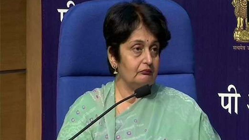 PMO से संपर्क की पहली सीढ़ी सूदन
सरकार द्वारा एक्सटेंशन पाने वाली प्रीति सूदन लगातार राज्यों के संपर्क में रहकर कोरोना को रोकने की कोशिश में लगी हैं। वह केंद्र के सभी डिपार्टमेंट्स से कोऑर्डिनेट करती हैं ताकि सरकार की पॉलिसीज ठीक से लागू हो सकें। चीन के वुहान से 645 भारतीय स्टूडेंट्स को निकालने में भी प्रीति ने अहम भूमिका निभाई। यूं समझिए कि COVID-19 को लेकर प्रधानमंत्री कार्यालय से संपर्क की वही पहली सीढ़ी हैं। आंध्र कैडर की 1983 बैच की ऑफिसर सूदन ने जून 2019 में हेल्थ सेक्रटरी का पद संभाला था। वह राज्य और केंद्र स्तर पर कई अहम पद संभाल चुकी हैं। 2019 में केरल में आई बाढ़ के दौरान प्रीति की सक्रियता को खासा सराहा गया था।