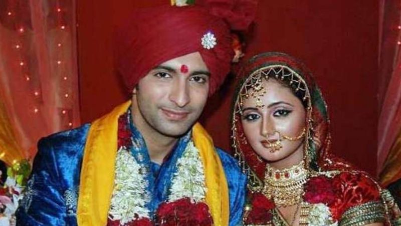 बता दें कि रश्मि ने टीवी एक्टर नन्दीश संधू के साथ 2012 में शादी की थी। हालांकि, ये शादी 2016 में खत्म हो गई। इसके बाद रश्मि, अरहान के साथ रिलेशनशिप में आई लेकिन अब वो भी टूट गई हैं।