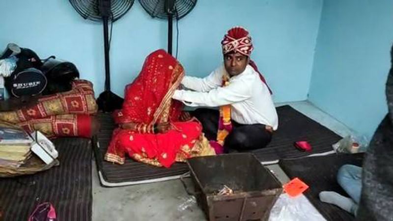 थाना मूंडापांडे निवासी विक्रम सिंह का गांव बरखेड़ा पांडे निवासी नेहा से विवाह तय हुआ था। रविवार को विक्रम अपनी बहन को साथ लेकर शादी करने काशीपुर पहुंचा था। पर बारात लेकर उत्तराखंड के काशीपुर पहुंचे दूल्हे को पुलिस ने बॉर्डर पर ही रोक लिया। दूल्हे पक्ष के पास तो प्रशासनिक अनुमति मिली लेकिन दुल्हन पक्ष के पास कोई अनुमति नहीं थी। 