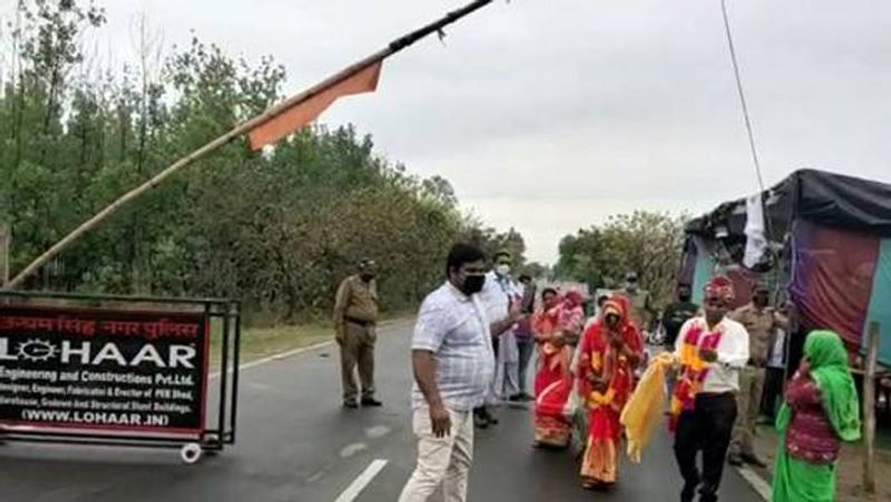 प्रशासन की टीम से बरात ले जाने का अनुमति मांगी गई तो बताया गया कि बॉर्डर से दूसरे प्रदेश में जाने पर 14 दिन क्वारंटाइन रखने की प्रक्रिया है, ऐसे में दोनों परिवारों ने तय किया कि बॉर्डर पर ही शादी करा ली जाए।
