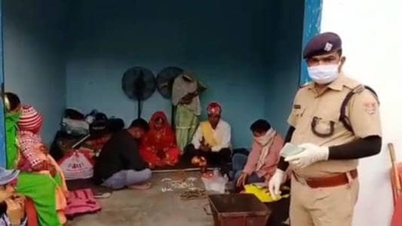 ऐसे में शादी टलने का संकट गहराने लगा तो वर और वधू पक्ष ने प्रशासन से गुहार लगाई। दोनों पक्षों ने मिलकर तय किया कि शादी यूपी-उत्तराखंड बॉर्डर पर ही कर दी जाए। तय मुहूर्त पर काशीपुर के पैगा चौकी बॉर्डर पर यूपी से पांच बराती उत्तराखंड बॉर्डर की तरफ आए।
