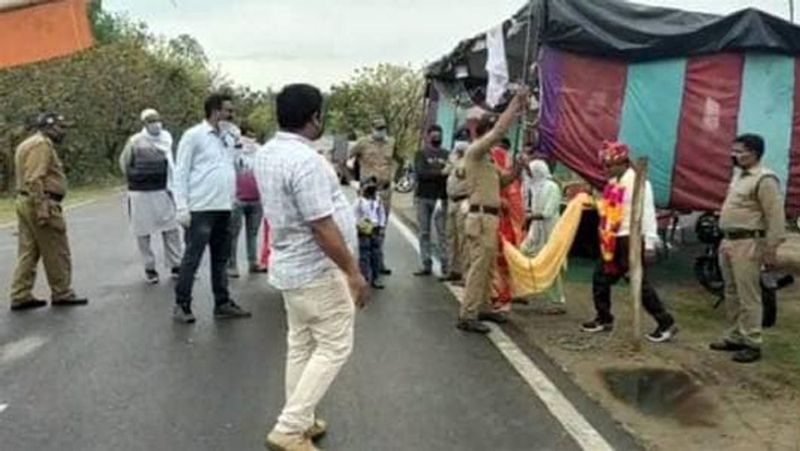बरातियों का स्वागत रस्मोरिवाज के साथ पुलिसकर्मियों ने किया। बॉर्डर पर ही स्थित पुलिस चौकी में पूरे रीति-रिवाज के साथ शादी की औपचारिकता निभाई गई। शादी समपन्न होने के साथ ही बॉर्डर पर दूल्हा-दुल्हन एक साथ पवित्र बंधन में बंध गए। 