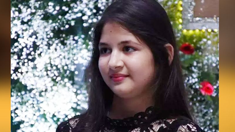 इस वीडियो में हर्षाली कह रही है- किसी के पास अनिल कपूर का नंबर है, वो मिस्टर इंडिया वाली घड़ी चाहिए थी, कुछ देर के लिए बाहर जाना है। इसके बाद वे ठहाका लगाकर हंसने लगती है। फैन्स को यह वीडियो काफी पसंद आ रहा है और वे कमेंट्स भी कर रहे हैं।