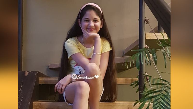 हर्षाली की मम्मी ने बताया था कि कास्टिंग डायरेक्टर मुकेश छाबरा कभी-कभी इतना परेशान हो जाते थे कि उसे कैसे चुप कराया जाए।